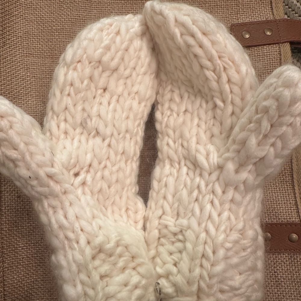 NWT Chunky Knit Fleece Lined Cream Mittens - Picture 2 of 5